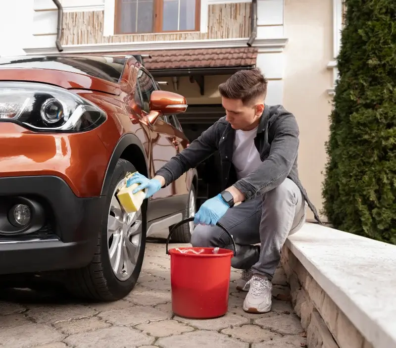 Lavage auto à domicile Salvagnac-Cajarc : professionnel intervenant sur un véhicule
